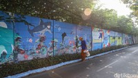 Bikin Pangling, Tembok Kusam Sungai Tiram Disulap Jadi Mural Cantik