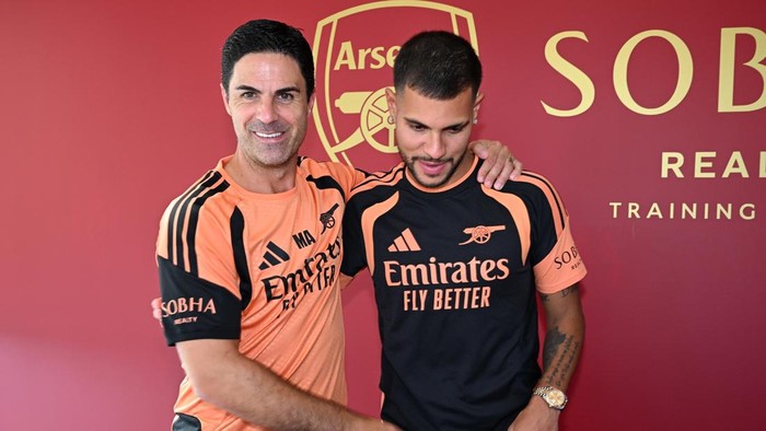 LONDON COLNEY, ENGLAND - AUGUST 08: Bruno Guimaraes signs for Arsenal with Arsenal Manager Mikel Arteta at Sobha Realty Training Centre on August 08, 2026 in London Colney, England. (Photo by David Price/Arsenal FC via Getty Images)