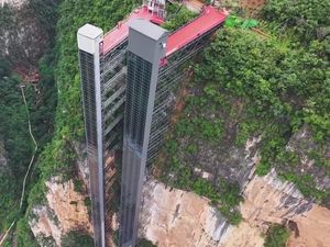 Video: Lift Tebing Setinggi 288 Meter Jadi Akses Sekolah di Yunnan China