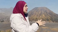 Celine Evangelista Perlihatkan Panorama Bromo yang Gak Terimbas Kebakaran