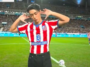 Saat Member K-Pop Joget-joget di Laga Man City vs Atletico Bikin Salfok