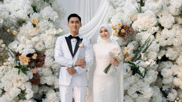 8 Potret Pernikahan Dea Annisa & Mazaki, Elegan Dengan Nuansa Putih