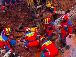 Ngeri 2 Pekerja Proyek Tertimpa Beton Turap Drainase di Jaktim