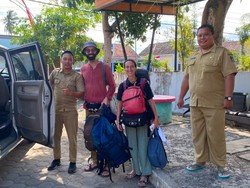 Saat Karyawan PT BSI Banyuwangi Bantu 2 Turis Italia Cari Transportasi Umum