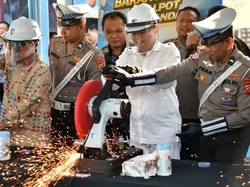 Gubernur & Kapolda Jabar Musnahkan Knalpot Brong hingga Tramadol
