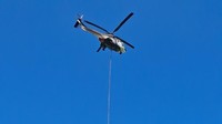 Penampakan Heli Berjibaku Padamkan Api Bromo