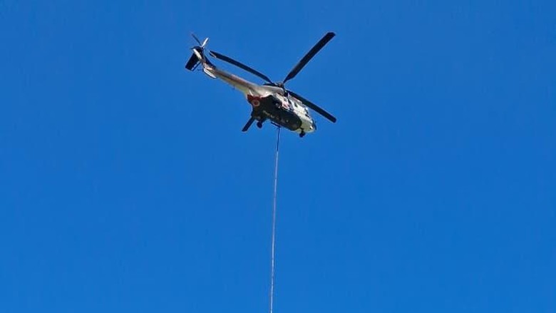 Penampakan Heli Berjibaku Padamkan Api Bromo