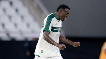 Duh, Pemain Ini Jeblos ke Lubang Saat Rayakan Gol yang Dianulir