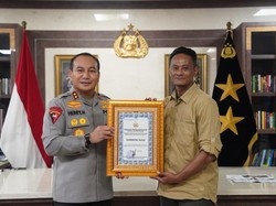Kapolda Riau Beri Penghargaan Yayasan Pendukung Program Jembatan Merah Putih