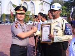 Bantu Ungkap Pencurian Kabel, Polres Gresik Beri Reward 6 Anggota-2 Warga