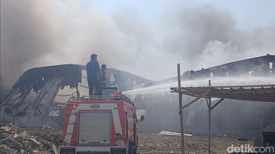 Video: Sudah 4 Hari, Kebakaran Gudang Limbah di Brebes Belum Padam