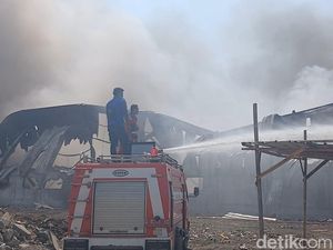 Sudah 3 Hari, Kebakaran Gudang Limbah di Brebes Belum Padam