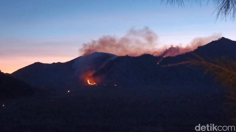 11 Kendaraan Damkar dari Sejumlah Daerah di Jatim Dikerahkan ke Bromo