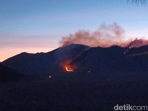 Petugas Gabungan Patroli 24 Jam Cegah Api Bromo Kembali Membesar