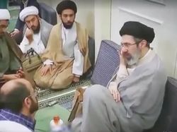Video Langka! Kantor Berita Iran Rilis Mojtaba Khamenei Sedang Berbincang
