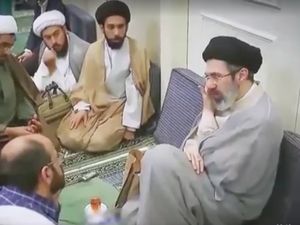 Video Langka! Kantor Berita Iran Rilis Mojtaba Khamenei Sedang Berbincang