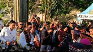 Kala Menpar Widiyanti Disambut Ritus Tuak Curu di Labuan Bajo