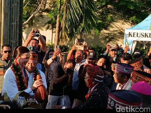 Kala Menpar Widiyanti Disambut Ritus Tuak Curu di Labuan Bajo