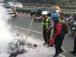 Motor Tiba-tiba Terbakar hingga Hangus Tinggal Rangka di Jl Gatsu