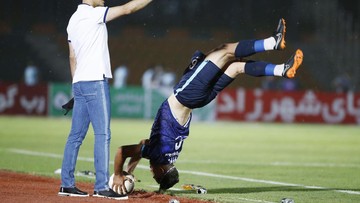 Wow! Pemain Ini Cetak Assist dari Salto Lemparan ke Dalam