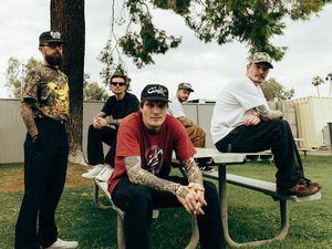 Neck Deep Bikin Panas Malam Jakarta, Fans Sampai Maksa Naik Panggung