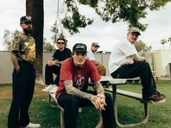 Neck Deep Bikin Panas Malam Jakarta, Fans Sampai Maksa Naik Panggung
