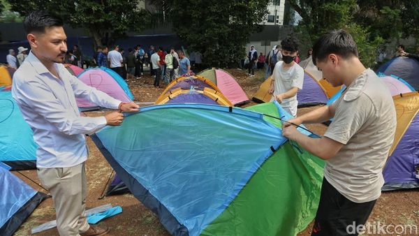 Pencari Suaka Afghanistan Dirikan Tenda di Depan Kedubes Australia Jakarta