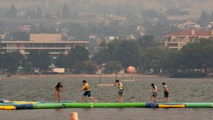 Penticton Diselimuti Asap, Kebakaran Bald Range Paksa Warga Mengungsi