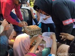 Peternak Ayam Gelar Aksi Damai di Jalan Urip Makassar, Massa Bagi-bagi Telur