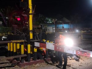 Terhalang KA Melintas, Pemotor di Sleman Ngamuk Rusak Palang Pintu Perlintasan