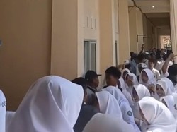 Ratusan Siswa SMAN 1 Jonggat Protes Fasilitas Sekolah Berujung Ricuh