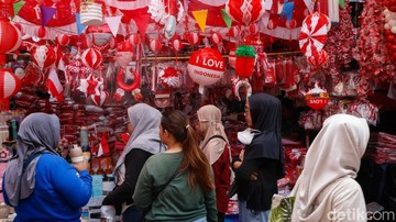 Sepekan Jelang HUT RI, Pernak-Pernik Merah Putih Mulai Diburu Warga