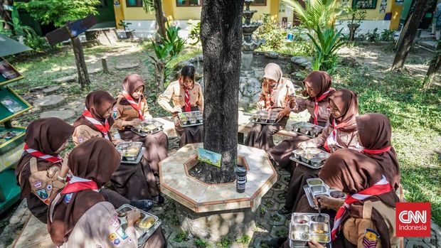 Suasana SMP Negeri 23 Surabaya mendadak ramai oleh langkah kaki siswa yang beranjak dari kelasnya ketika jarum jam menunjukkan pukul 08.00 WIB pagi. Di sela jam pelajaran, satu momen kecil namun dinanti selalu datang, pembagian Makan Bergizi Gratis (MBG).Sejumlah siswa kemudian langsung memakai rompi hijau yang bertuliskan 'Kader Kesehatan Remaja SMPN 23 Surabaya, Dengan sigap mengawasi kotak demi kotak MBG yang diturunkan dari mobil kelir biru milik Satuan Pelayanan Pemenuhan Gizi (SPPG) Dapur Nikmat Barokah Kedung Asem, Rungkut, Surabaya.