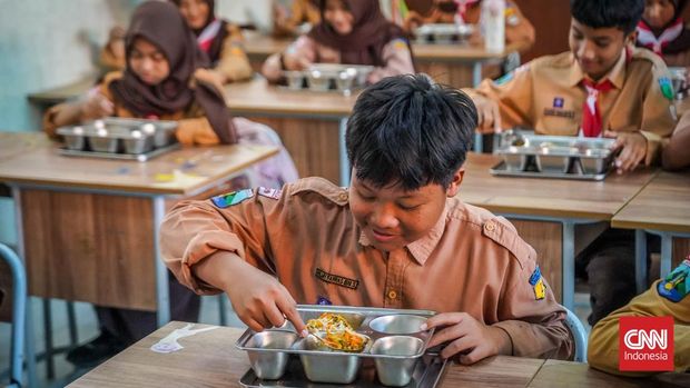 Suasana SMP Negeri 23 Surabaya mendadak ramai oleh langkah kaki siswa yang beranjak dari kelasnya ketika jarum jam menunjukkan pukul 08.00 WIB pagi. Di sela jam pelajaran, satu momen kecil namun dinanti selalu datang, pembagian Makan Bergizi Gratis (MBG).Sejumlah siswa kemudian langsung memakai rompi hijau yang bertuliskan 'Kader Kesehatan Remaja SMPN 23 Surabaya, Dengan sigap mengawasi kotak demi kotak MBG yang diturunkan dari mobil kelir biru milik Satuan Pelayanan Pemenuhan Gizi (SPPG) Dapur Nikmat Barokah Kedung Asem, Rungkut, Surabaya.
