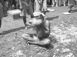 Ratusan Peternak di Pati Demo, Lempar Telur hingga Makan Ayam Hidup