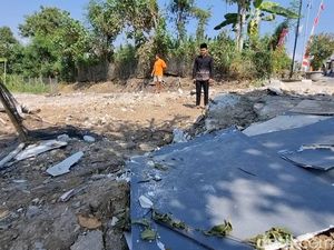 Toko di Ponorogo Dibongkar Pakai Alat Berat gegara Orang Ketiga