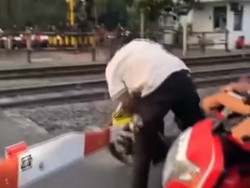 Video Viral Pemotor Mabuk Rusak Palang Pintu Perlintasan di Sleman