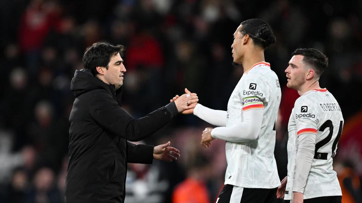 Virgil van Dijk akan bantu proses adaptasi Andoni Iraola di Liverpool. (Getty Images/Mike Hewitt)