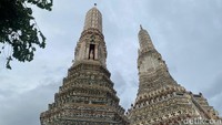 Menginjakkan Kaki di Wat Arun, Kuil Bersejarah yang Jadi Ikon Wisata Bangkok