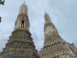 Menginjakkan Kaki di Wat Arun, Kuil Bersejarah yang Jadi Ikon Wisata Bangkok