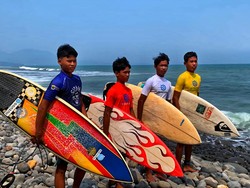 Puluhan Peselancar Dunia Bakal Guncang Pantai Cimaja di Open Pro 2026
