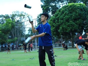 Bukan Atraksi Sirkus, Para Juggler Latihan Flair Bartending di Bangli