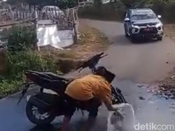 Viral Pria Cuci Motor di Kubangan Jalan Saat Mobil Wabup Sumbawa Melintas