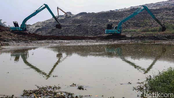 Alat Berat Keruk Sampah TPA Cipayung, Kali Pesanggrahan Dinormalisasi