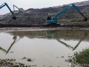 Alat Berat Keruk Sampah TPA Cipayung, Kali Pesanggrahan Dinormalisasi