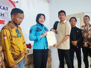 Reses di Kolaka, Bahtra Bagikan Sembako dan Sertifikat Tanah ke 3 Desa
