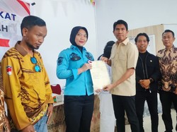 Reses di Kolaka, Bahtra Bagikan Sembako dan Sertifikat Tanah ke 3 Desa