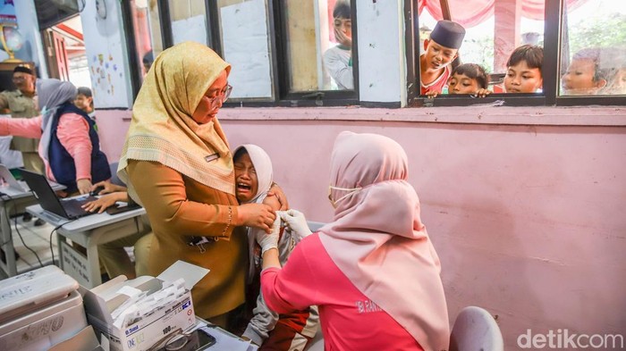 Cegah Kanker Serviks Sejak Dini, 90 Persen Anak Dibidik Dapat Vaksin HPV Sejumlah tenaga kesehatan dari Puskesmas Cilincing memberikan imunisasi Human Papillomavirus (HPV) kepada siswa-siswi di SDN 03 Cilincing, Jakarta Utara, Selasa (11/8/2026). Pemberian vaksin tersebut merupakan bagian dari Bulan Imunisasi Anak Sekolah (BIAS) yang rutin digelar setiap Agustus.