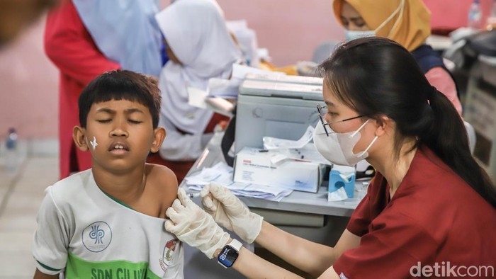 Cegah Kanker Serviks Sejak Dini, 90 Persen Anak Dibidik Dapat Vaksin HPV Sejumlah tenaga kesehatan dari Puskesmas Cilincing memberikan imunisasi Human Papillomavirus (HPV) kepada siswa-siswi di SDN 03 Cilincing, Jakarta Utara, Selasa (11/8/2026). Pemberian vaksin tersebut merupakan bagian dari Bulan Imunisasi Anak Sekolah (BIAS) yang rutin digelar setiap Agustus.