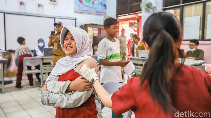 Cegah Kanker Serviks Sejak Dini, 90 Persen Anak Dibidik Dapat Vaksin HPV Sejumlah tenaga kesehatan dari Puskesmas Cilincing memberikan imunisasi Human Papillomavirus (HPV) kepada siswa-siswi di SDN 03 Cilincing, Jakarta Utara, Selasa (11/8/2026). Pemberian vaksin tersebut merupakan bagian dari Bulan Imunisasi Anak Sekolah (BIAS) yang rutin digelar setiap Agustus.